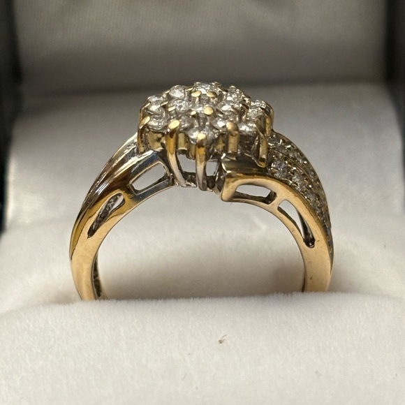 COPY - Ladies 14K diamond flower cluster ring - Picture 2 of 2